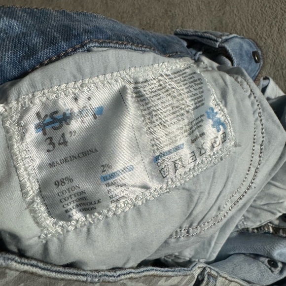 Never worn 🔥
thick material 🥋
slim fit so lower sizes can fit✅ ksubis - Picture 2 of 9